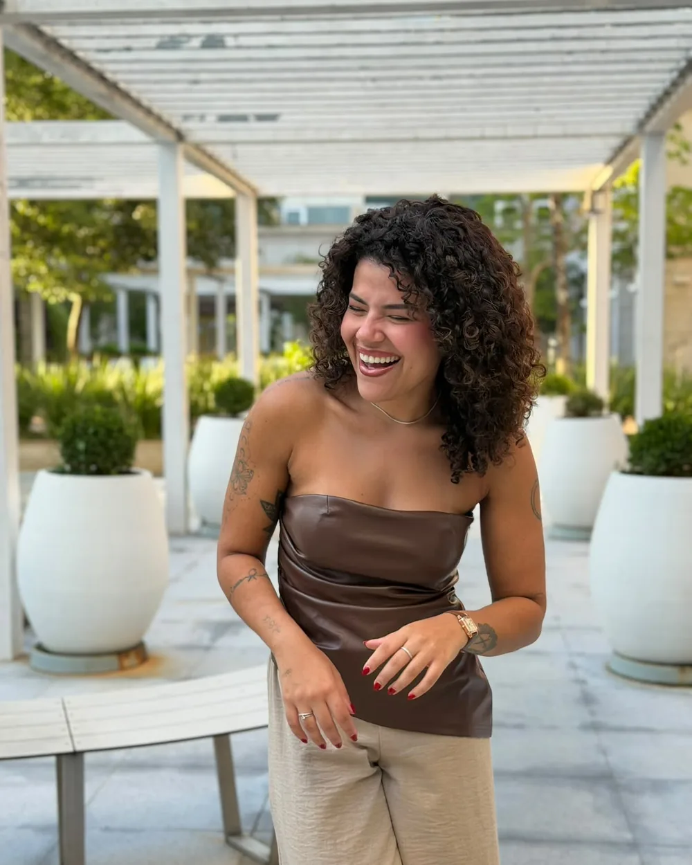 Luize Freire rindo na área externa do salão
