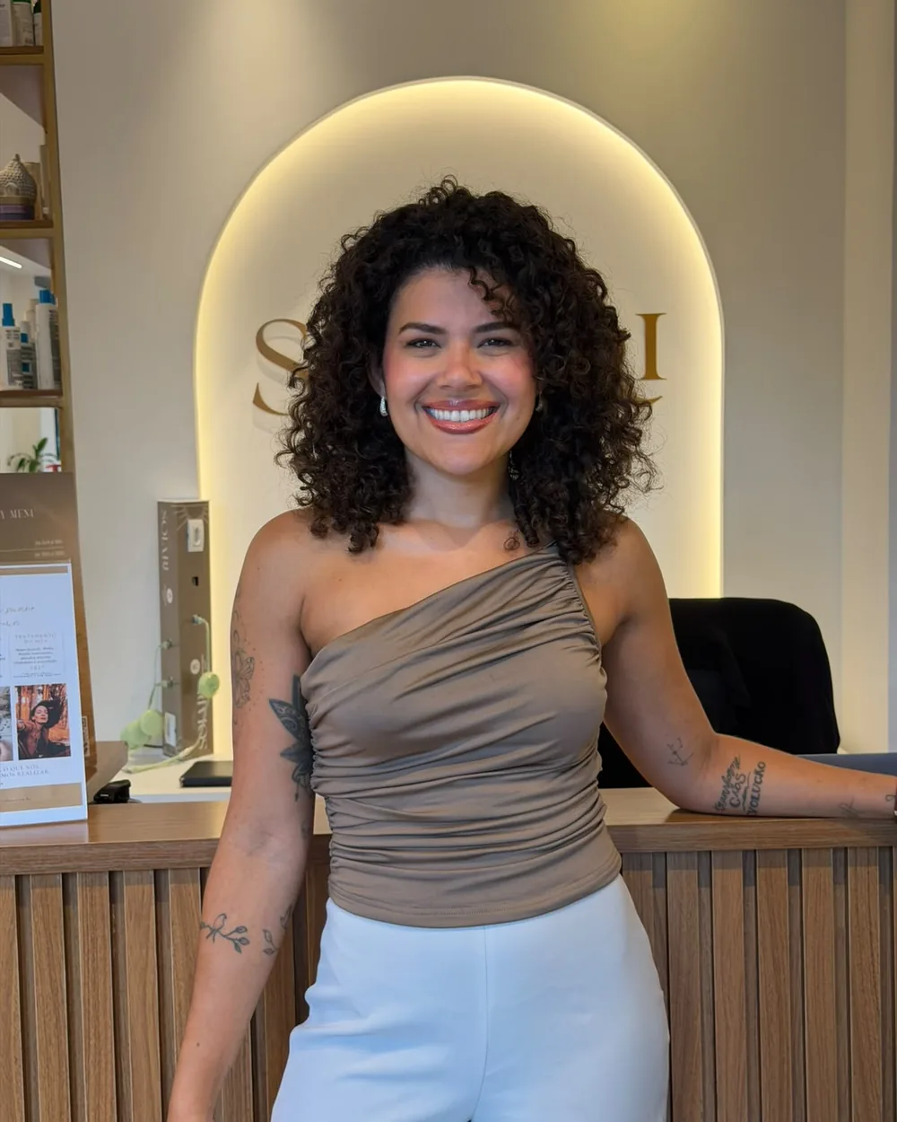 Luize Freire no balcão do seu salão